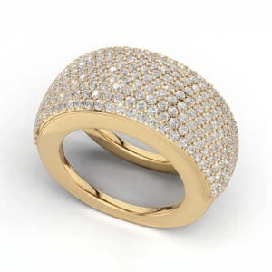 Peut inclure: Une large bague en or avec une surface supérieure bombée entièrement recouverte de nombreuses petites pierres claires taillées en rond, serties en pavé. L'intérieur de l'anneau et les bords inférieurs sont en or poli lisse, contrastant avec le dessus.