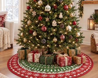 Peut inclure: Une jupe de sapin de Noël ronde avec une bordure rouge ornée de flocons de neige blancs, une bande centrale verte à motifs de sapins blancs et un centre rouge, disposée sous un arbre décoré avec des cadeaux emballés.
