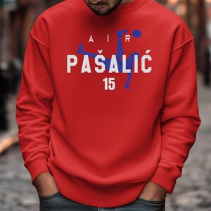 Maglietta con grafica animata di Air Pašalić #15, stella del calcio croato, regalo, maglietta unisex ispirata al torneo mondiale USA 2026 immagine 9