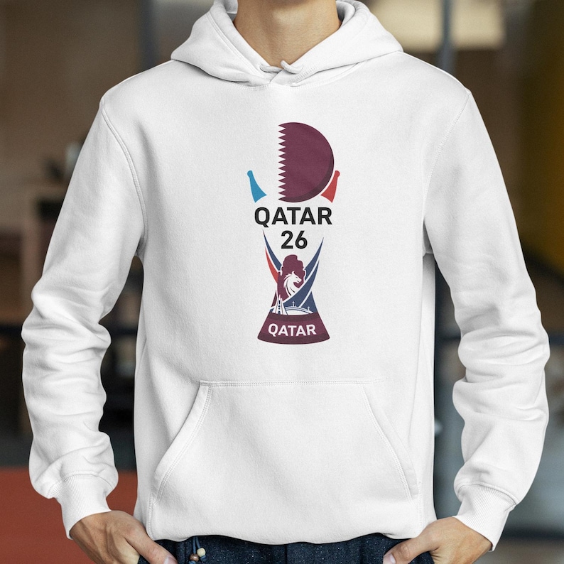 Fußball inspiriertes Geschenk für Fans, World Tournament Trophy animiertes Design, Katar-Flagge färbt Tribute Style Fußball-Grafik-T-Shirt Unisex T-Shirt Bild 3