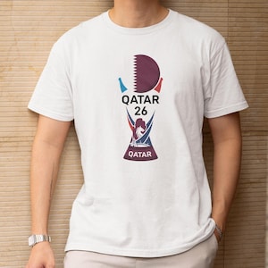 Fußball inspiriertes Geschenk für Fans, World Tournament Trophy animiertes Design, Katar-Flagge färbt Tribute Style Fußball-Grafik-T-Shirt Unisex T-Shirt Bild 1