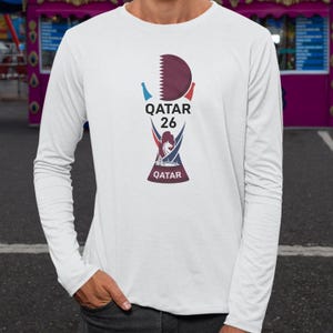 Fußball inspiriertes Geschenk für Fans, World Tournament Trophy animiertes Design, Katar-Flagge färbt Tribute Style Fußball-Grafik-T-Shirt Unisex T-Shirt Bild 4