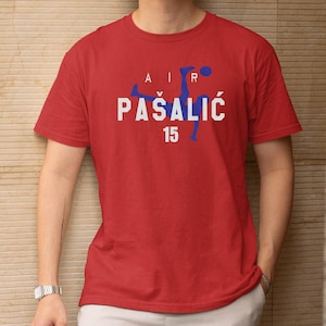 Maglietta con grafica animata di Air Pašalić #15, stella del calcio croato, regalo, maglietta unisex ispirata al torneo mondiale USA 2026 immagine 1