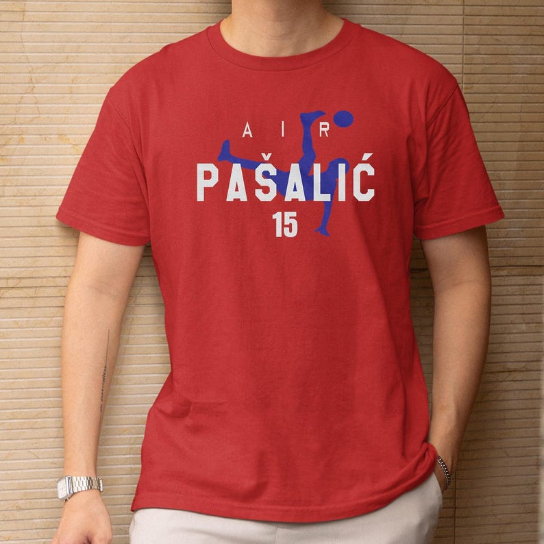 Maglietta con grafica animata di Air Pašalić #15, stella del calcio croato, regalo, maglietta unisex ispirata al torneo mondiale USA 2026 immagine 1