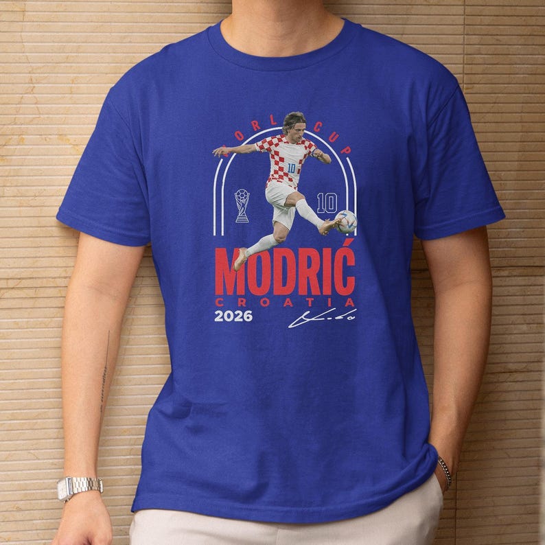 Design hommage au joueur vedette de la Croatie #10, t-shirt graphique de Style légende du football mondial inspiré de Modric, cadeau pour les fans de la coupe de football 2026 T-shirt unisexe image 2