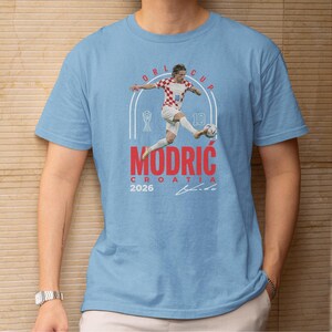 Design hommage au joueur vedette de la Croatie #10, t-shirt graphique de Style légende du football mondial inspiré de Modric, cadeau pour les fans de la coupe de football 2026 T-shirt unisexe image 3