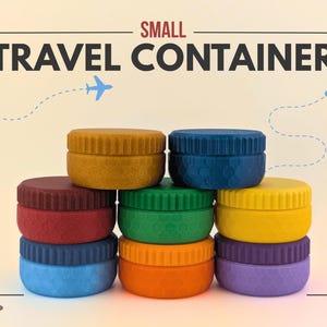 Pode incluir: Uma pilha de pequenos recipientes de viagem coloridos. Os recipientes são de várias cores, incluindo amarelo, azul, vermelho, verde, laranja e roxo. A imagem inclui o texto "SMALL TRAVEL CONTAINER" e um pequeno avião.