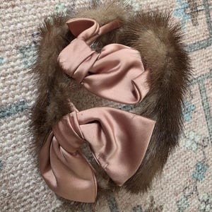 RARE… Vintage Mink Fur Fascinator Hat W/ two toned silk bow … CLASSY!!! Mid Century Mink Fur Fascinator Hat With Satin Bow - Etsy main image 3