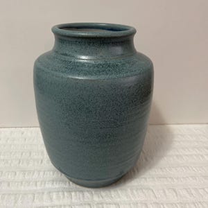Jarrón de cerámica vintage hecho a mano, de estudio, azul mate, 23 cm de alto, firmado y hecho a mano.