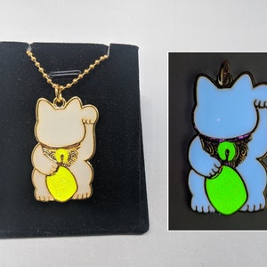 LUCKY CAT GLOW in der dunklen Gold Glitter Charm Halskette - süße Haustier Anhänger Mode Schmuck Maneki Neko japanische Japan Kawaii niedlich Talisman