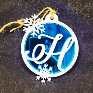 Monogramm Schneeflocke INITIAL Spiegel Acryl Weihnachtsornament - 3 Farben - Personalisiertes Familiengeschenk Personalisierbar Kind Kind Unikat Urlaub Dekor A-Z