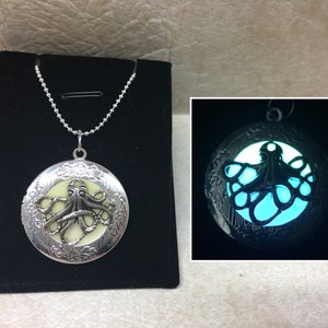 OCTOPUS GLOW in the DARK Round Photo Locket Necklace - Cthulu Nature Wildlife Beach Vintage Steampunk Squid Sea Ocean - 9 Color Choices