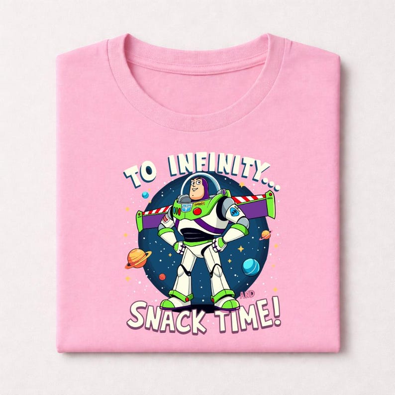 Peut inclure: T-shirt rose clair avec un dessin de Buzz l'&Eacute;clair de Toy Story. Le motif comprend le texte "TO INFINITY... SNACK TIME !" Buzz est repr&eacute;sent&eacute; dans sa combinaison spatiale blanche, verte et violette, sur fond &eacute;toil&eacute;.