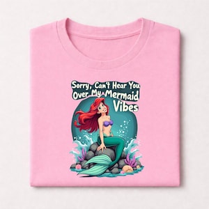 Pu&ograve; includere: Una tazza di ceramica bianca con manico nero e la scritta "But First, Coffee" in stile scritto a mano. La tazza &egrave; su una superficie bianca. La tazza &egrave; alta circa 10 cm.