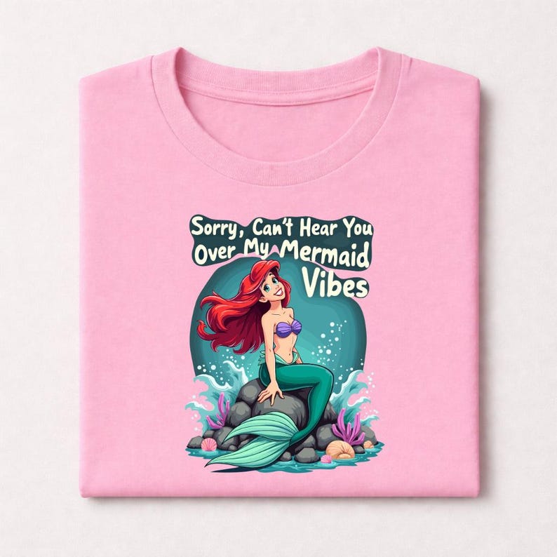 Pu&ograve; includere: Una tazza di ceramica bianca con manico nero e la scritta "But First, Coffee" in stile scritto a mano. La tazza &egrave; su una superficie bianca. La tazza &egrave; alta circa 10 cm.