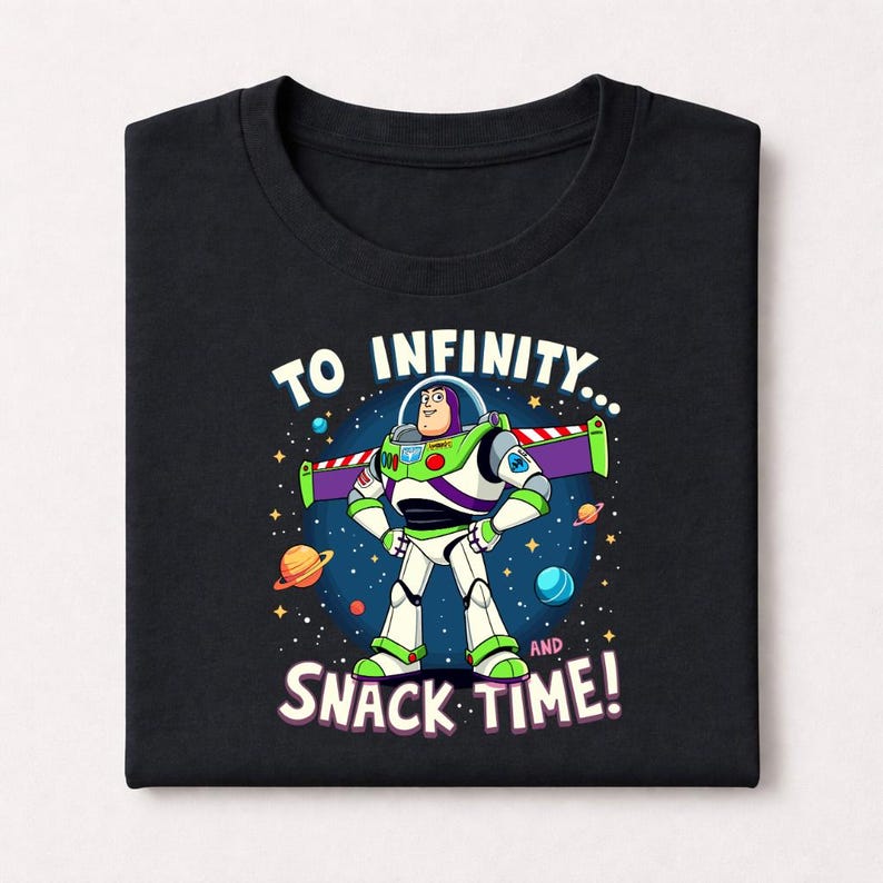 Peut inclure: T-shirt noir avec une illustration de Buzz l'&Eacute;clair de Toy Story. Le personnage est entour&eacute; d'un fond spatial avec des plan&egrave;tes et des &eacute;toiles. Le texte sur le t-shirt dit "TO INFINITY... AND SNACK TIME!"