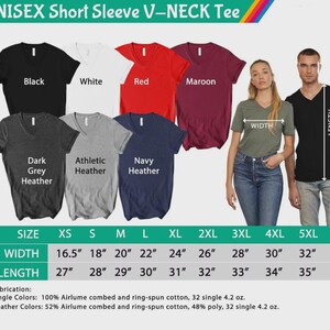 Op de afbeelding: Een display van unisex V-hals T-shirts met korte mouwen in diverse kleuren, waaronder zwart, wit, rood en bordeaux. De afbeelding toont maten en afmetingen, met breedtes vari&euml;rend van 42 cm tot 81 cm en lengtes van 69 cm tot 89 cm. De fabricage details zijn ook vermeld.