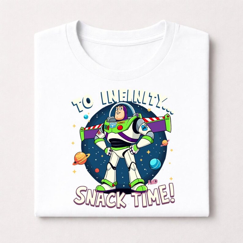 Peut inclure: T-shirt blanc avec une illustration de Buzz l'&Eacute;clair de Toy Story. Le motif comprend la phrase "To Infinity... and Snack Time !" sur un fond spatial avec des plan&egrave;tes et des &eacute;toiles.
