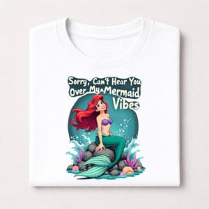 Pu&ograve; includere: Un cartello in legno rustico con la scritta "Welcome to our home" in lettere bianche. Il cartello presenta una finitura invecchiata e un design semplice e invitante, perfetto per l'arredamento della porta d'ingresso.