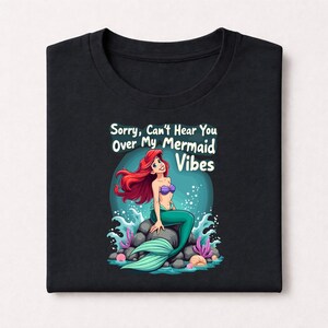 Ariel shirt, Little Mermaid tee, Disney Ariel tshirt, Mermaid vibes tee, Ariel graphic shirt, Princess mermaid tshirt, Ocean Ariel tee immagine 4