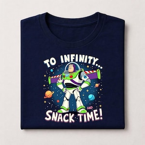 Peut inclure: Une tasse en c&eacute;ramique blanche avec une anse noire et le texte "But First, Coffee" en gras noir. La tasse est pos&eacute;e sur un fond flou, sugg&eacute;rant un cadre chaleureux.