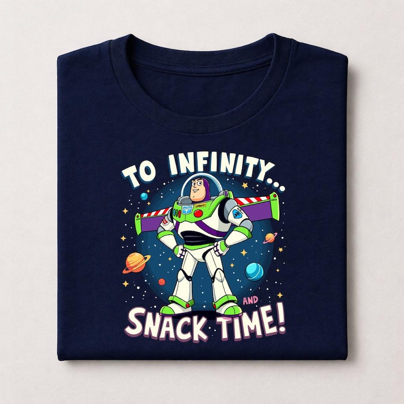 Peut inclure: Une tasse en c&eacute;ramique blanche avec une anse noire et le texte "But First, Coffee" en gras noir. La tasse est pos&eacute;e sur un fond flou, sugg&eacute;rant un cadre chaleureux.