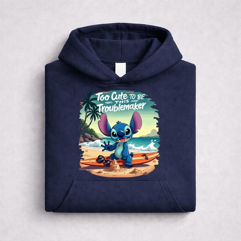 Op de afbeelding: Handgemaakt houten bord met de tekst "Welcome" in een speels lettertype. Het bord is wit geschilderd met een verweerde afwerking en heeft een klein decoratief hart. Geschikt voor binnen en buiten.