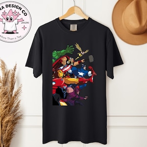 Może przedstawiać: Czarny t-shirt z kolorową grafiką superbohater&oacute;w, w tym Kapitanem Ameryką i Iron Manem. Projekt jest wyświetlany na drewnianym wieszaku. Logo marki jest widoczne w lewym g&oacute;rnym rogu. Koszulka jest częścią kolekcji odzieżowej.