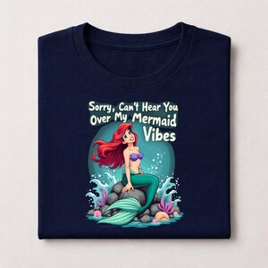 Pu&ograve; includere: Un set di tre tazze in ceramica con finitura opaca e macchiettata. Le tazze sono nei toni del crema, grigio chiaro e grigio scuro. Ogni tazza ha un design semplice e minimalista.