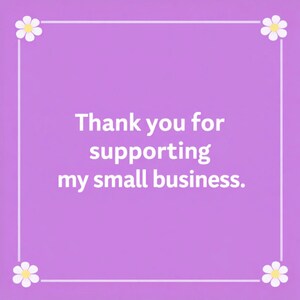 Puede incluir: Una tarjeta cuadrada de color morado con un borde blanco y una margarita blanca en cada esquina. El texto en el centro est&aacute; escrito en blanco y dice: Thank you for supporting my small business. El dise&ntilde;o es sencillo, limpio y centrado.