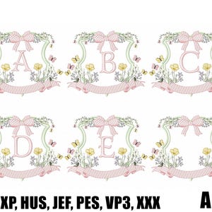 Pode incluir: Letras do alfabeto bordadas de A a Z, cada uma dentro de uma moldura decorativa. As molduras apresentam um laço rosa, flores, borboletas e uma faixa listrada. A imagem inclui o texto "A to Z".