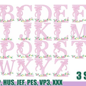 Peut inclure: Un alphabet complet de lettres roses, chacune ornée d'un nœud et de motifs floraux. Les lettres sont disposées en grille, avec le texte "3 SIZES" et les abréviations de format de fichier en bas. Idéal pour la broderie ou les créations numériques.