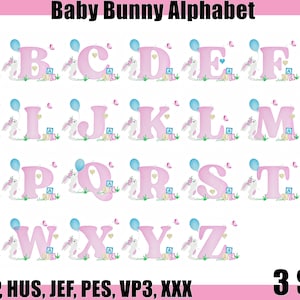 Könnte beinhalten: Ein rosa Baby Bunny Alphabet-Design mit jedem Buchstaben, der von einem Hasen, einem Ballon und Blöcken begleitet wird. Das Bild enthält den Text "Baby Bunny Alphabet" und "3 SIZES".