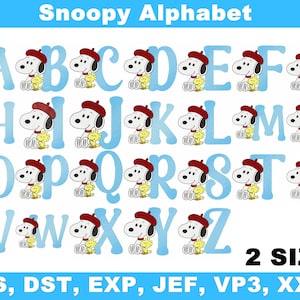 Pode incluir: Um design do Alfabeto Snoopy com as letras de A a Z em azul claro, cada uma acompanhada por uma ilustração de Snoopy usando um boné vermelho e Woodstock. As palavras "Snoopy Alphabet" estão no topo. A imagem também inclui o texto "2 SIZES".