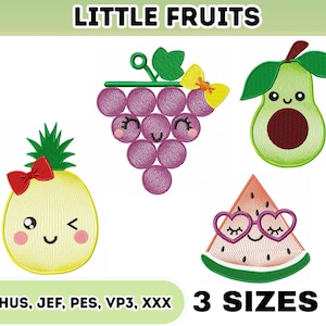 Pode incluir: Design bordado com várias frutas sorrindo com laços, incluindo cerejas, uvas, um abacate, uma pera, uma melancia, um morango, um abacaxi e um pêssego. O texto "LITTLE FRUITS" está no topo. Disponível em 3 tamanhos.