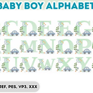 Può includere: Un alfabeto completo in verde chiaro, ogni lettera decorata con un'auto, una luna ed elementi floreali. Il testo "BABY BOY ALPHABET" è in alto. La parte inferiore presenta abbreviazioni dei tipi di file.