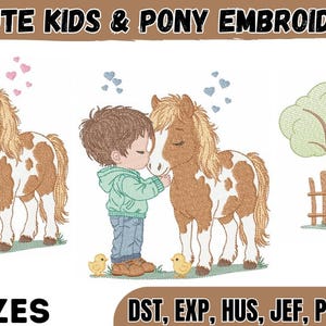 Pode incluir: Conjunto de bordados intitulado CUTE KIDS & PONY EMBROIDERY com três cenas: uma criança de suéter rosa com um pônei, uma criança de moletom verde com um pônei e um pônei perto de uma árvore e cerca. Inclui 6 TAMANHOS e formatos DST, EXP, HUS, JEF, PES, VP3, XXX.