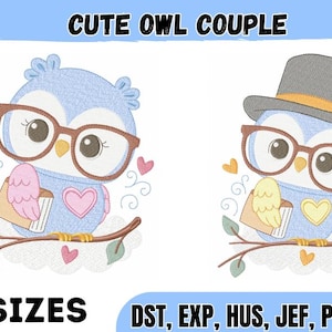 Op de afbeelding: Twee geborduurde uilontwerpen met de tekst CUTE OWL COUPLE. De linker uil draagt een bruine bril, houdt een boek vast en heeft roze vleugels. De rechter uil draagt een grijze hoge hoed met een blauwe veer, een bruine bril en houdt een boek vast. 6 SIZES DST, EXP, HUS, JEF, PES, VP3, XXX.