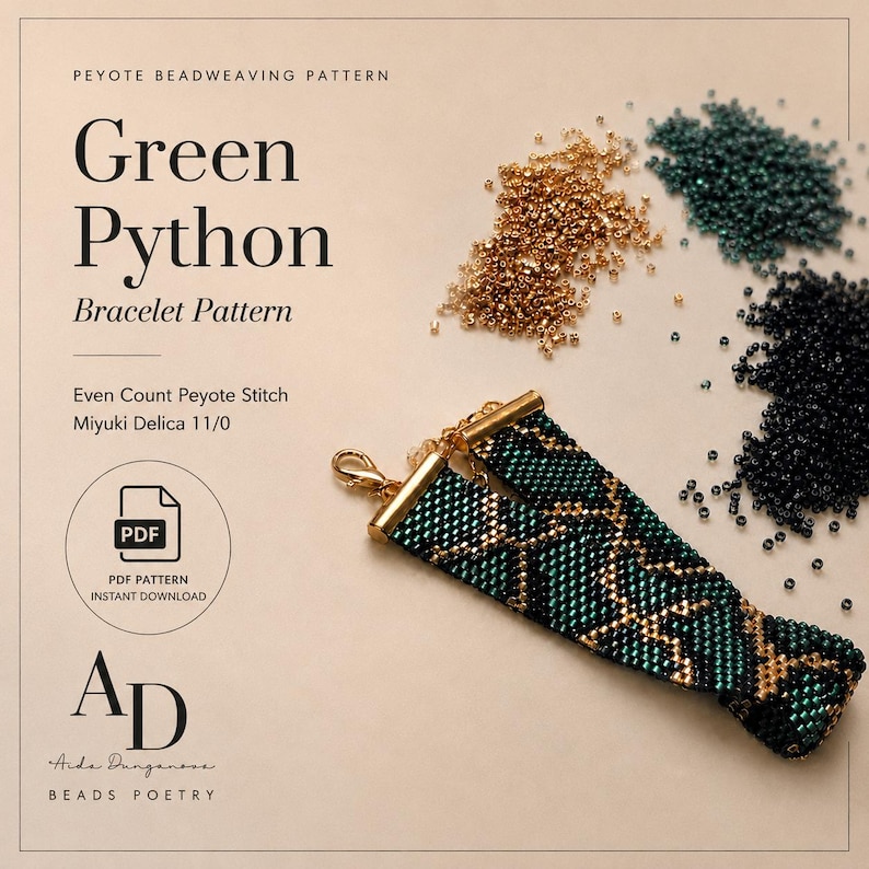 Op de afbeelding: Een peyote kralenweefpatroon getiteld Green Python Bracelet Pattern voor even peyote steek met Miyuki Delica 11/0 kralen. De afbeelding toont een afgewerkte armband met een groen, zwart en goud geometrisch patroon en losse kralen.