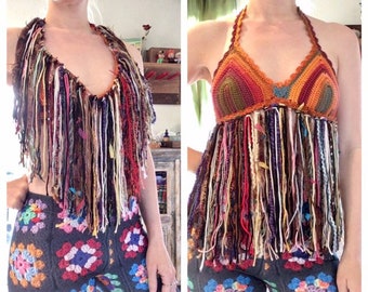 Peut inclure: Un haut crocheté halter avec un motif arc-en-ciel et des franges. Le haut est fait avec une variété de fils colorés et a un style décontracté et bohème.
