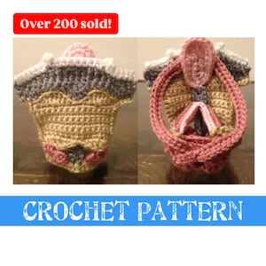 Puede incluir: Imagen de un patrón de ganchillo que muestra un artículo hecho a mano en dos vistas. El artículo utiliza hilo rosa, beige, gris y blanco, con un diseño abstracto. El texto "Over 200 sold!" está en un cuadro rojo, y "CROCHET PATTERN" en una pancarta azul.