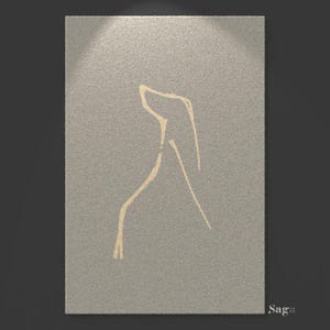 Könnte beinhalten: Ein rechteckiges, strukturiertes, graues Wandkunstwerk mit einer minimalistischen goldenen Strichzeichnung einer Figur. Das Wort "Saga" befindet sich in der unteren rechten Ecke. Das Kunstwerk wird vor einem dunkelgrauen Hintergrund gezeigt.