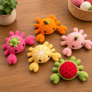 Puede incluir: Cinco juguetes de ganchillo con forma de cangrejo inspirados en frutas. La colección incluye un cangrejo fresa rosa, un cangrejo cítrico naranja, un cangrejo limón amarillo, un cangrejo melocotón rosa claro y un cangrejo sandía verde.