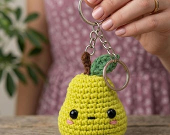 Mini modèle de porte-clés au crochet en forme de poire | Amigurumi Fruit Charm PDF (adapté aux débutants)