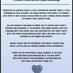 K&ouml;nnte beinhalten: Eine blau-wei&szlig;e Grafik mit dem Text &bdquo;Bitte vor dem Kauf lesen&ldquo;. Der Text enth&auml;lt Informationen zu Produktionszeiten, Versand, R&uuml;cksendungen und Kundenservice. Das Logo von Calm & Cozy Apparel befindet sich unten.