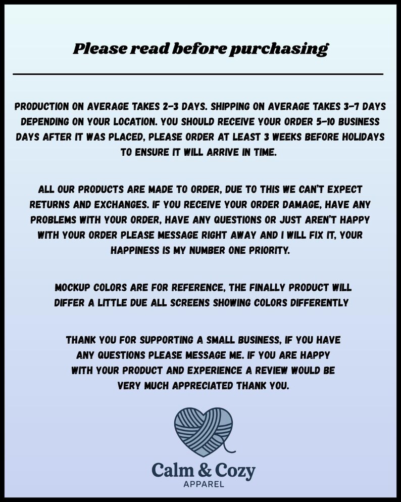 K&ouml;nnte beinhalten: Eine blau-wei&szlig;e Grafik mit dem Text &bdquo;Bitte vor dem Kauf lesen&ldquo;. Der Text enth&auml;lt Informationen zu Produktionszeiten, Versand, R&uuml;cksendungen und Kundenservice. Das Logo von Calm & Cozy Apparel befindet sich unten.