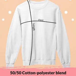 K&ouml;nnte beinhalten: Wei&szlig;es Gildan 18000 Sweatshirt mit Gr&ouml;&szlig;entabelle. Die Tabelle zeigt Brust- und L&auml;ngenma&szlig;e in Zentimetern f&uuml;r die Gr&ouml;&szlig;en S bis 3XL. Das Sweatshirt ist eine 50/50 Baumwoll-Polyester-Mischung.