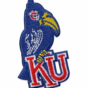 Puede incluir: Un juego de tres tazas de cerámica con un acabado mate moteado. Las tazas son en tonos crema, gris claro y gris oscuro. Cada taza tiene un diseño simple y minimalista y un asa redondeada. Para café o té.