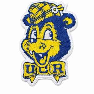 Puede incluir: Una taza de cerámica blanca con asa negra y el texto "But First, Coffee" en estilo manuscrito. La taza probablemente tiene un tamaño de 325 ml, perfecta para una bebida matutina.