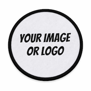 Op de afbeelding: Een ronde, witte patch met een zwarte rand. De patch bevat de tekst "YOUR IMAGE OR LOGO" in vette, zwarte letters, geschikt voor aangepaste ontwerpen of branding.